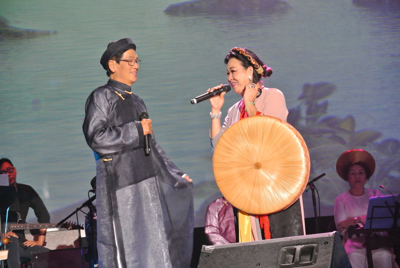 Bác Sĩ David Ðào, tức ca sĩ Ðào Duy Anh (trái), trong chương trình văn nghệ “45 Năm Bách Việt” tổ chức ở Quận Cam, California, Tháng Bảy năm 2015. (Hình: Minh Phú/Người Việt)