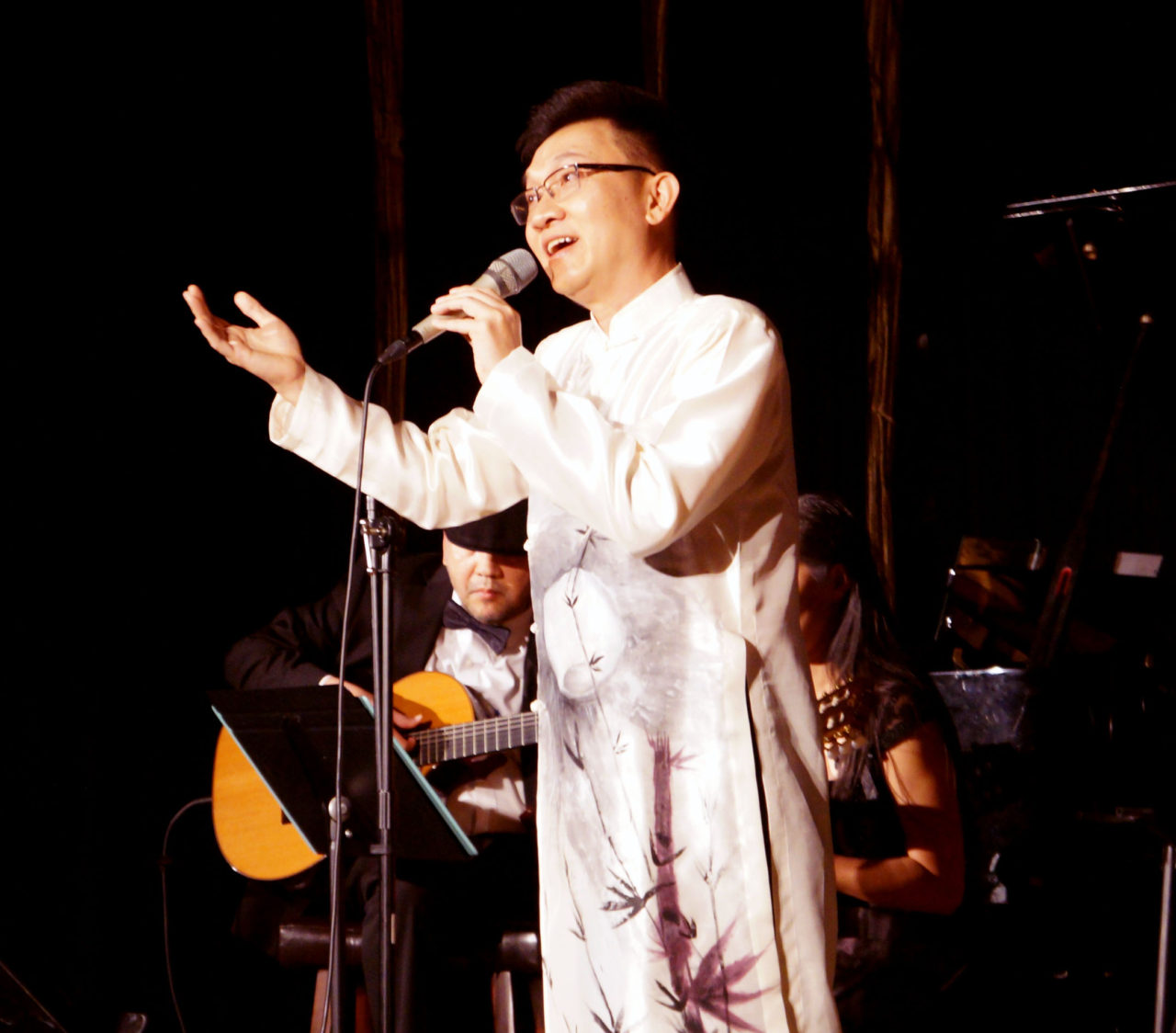 Ca sĩ Lê Hồng Quang hát bài “Thiên Thai”. (Hình: Lâm Hoài Thạch/Người Việt)