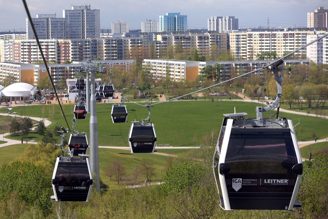 Cáp treo đưa du khách từ vườn hướng về thành phố Berlin tại Triển lãm Vườn Quốc tế (IGA) 2017 tại Gaerten der Welt ở Berlin vào ngày 13 tháng 4 năm 2017.