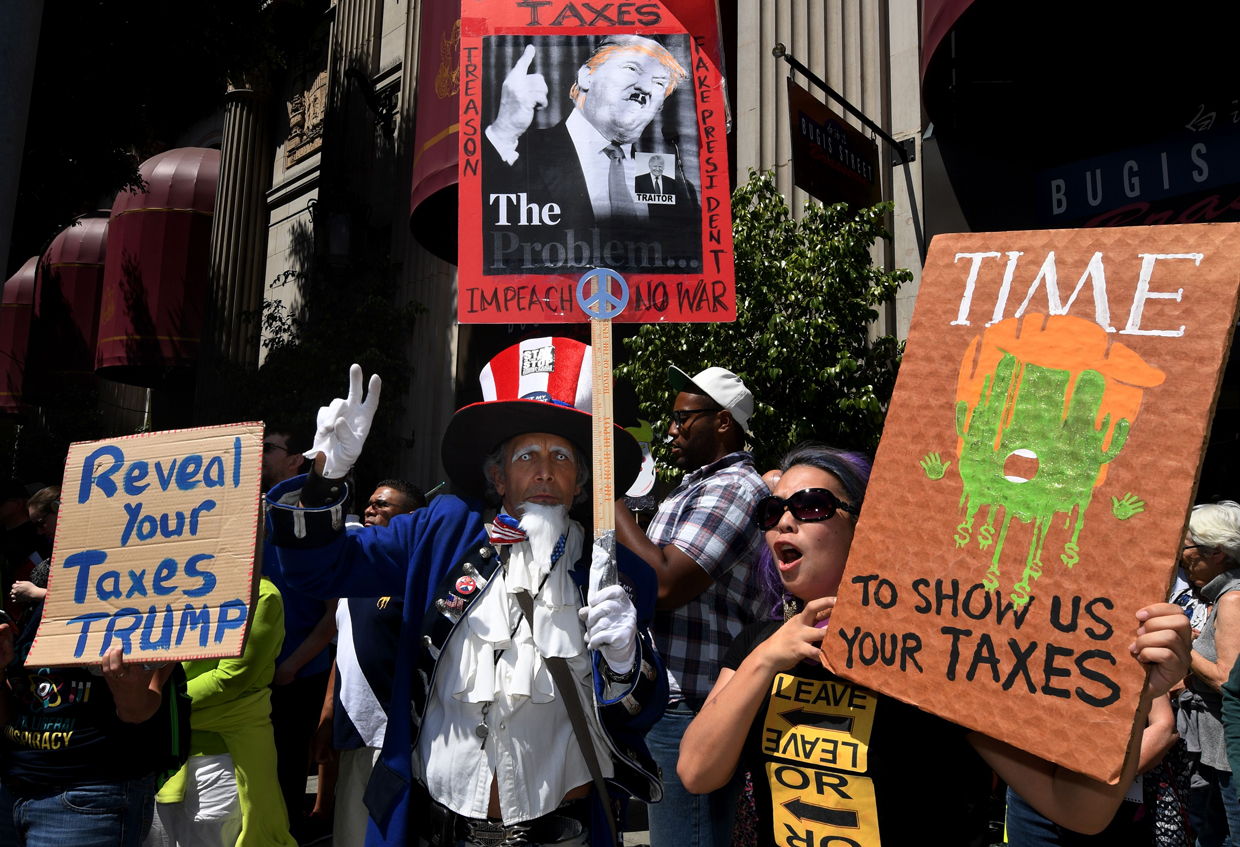 Protestors take part in the "Tax March" to call on US President Donald Trump to release his tax records in Los Angeles, California on April 15, 2017. / AFP PHOTO / Mark RALSTON (Photo credit should read MARK RALSTON/AFP/Getty Images)