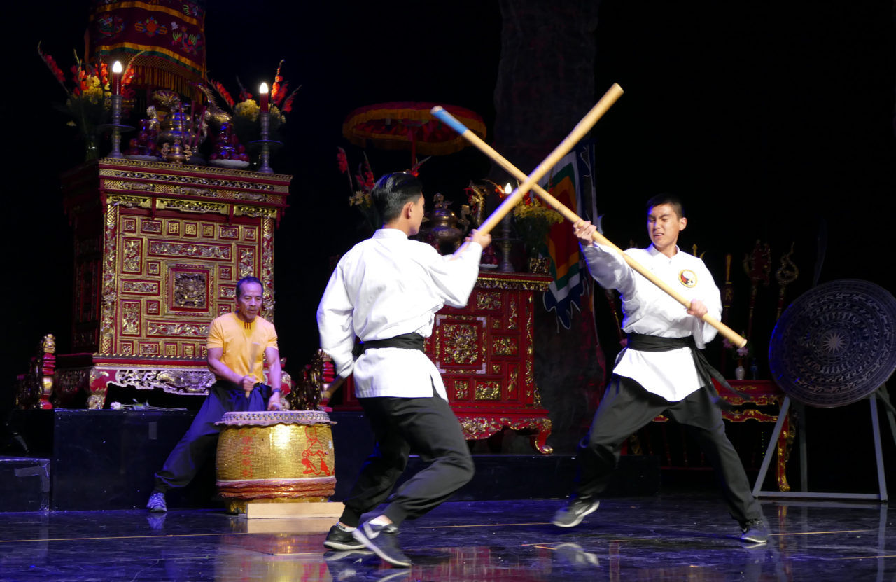 Song đấu côn, võ đường Võ Cổ Truyền Việt Nam trình diễn. (Hình: Văn Lan/Người Việt)