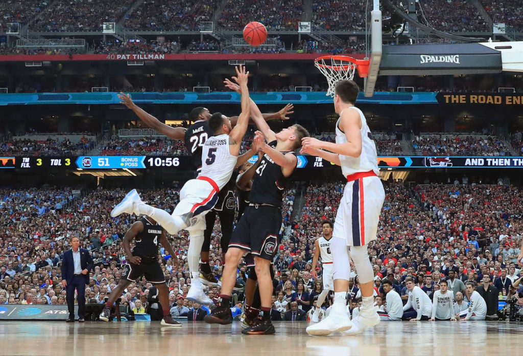 Nigel William-Goss số 5 của Gonzaga Bulldogs ném banh vào rổ trước sự truy cản của ba đấu thủ South Carolina Gamecocks trong trận đấu bán kết giải NCAA 2017 giữa Gonzaga và South Carolina diễn ra tại University of Phoenix Stadium, Glendale, Arizona ngày 1 Tháng Tư. (Hình: Getty Images)