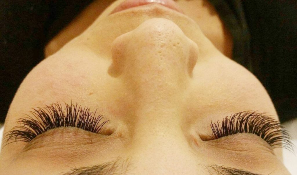 Donna L - Ðược một chuyên viên của Q-Lashes nối mi vào.
