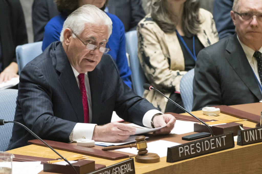 Ngoại Trưởng Rex Tillerson (trái) chủ trì cuộc họp Hội Đồng Bảo An Liên Hiệp Quốc. (Hình: AP Photo/Mary Altaffer)