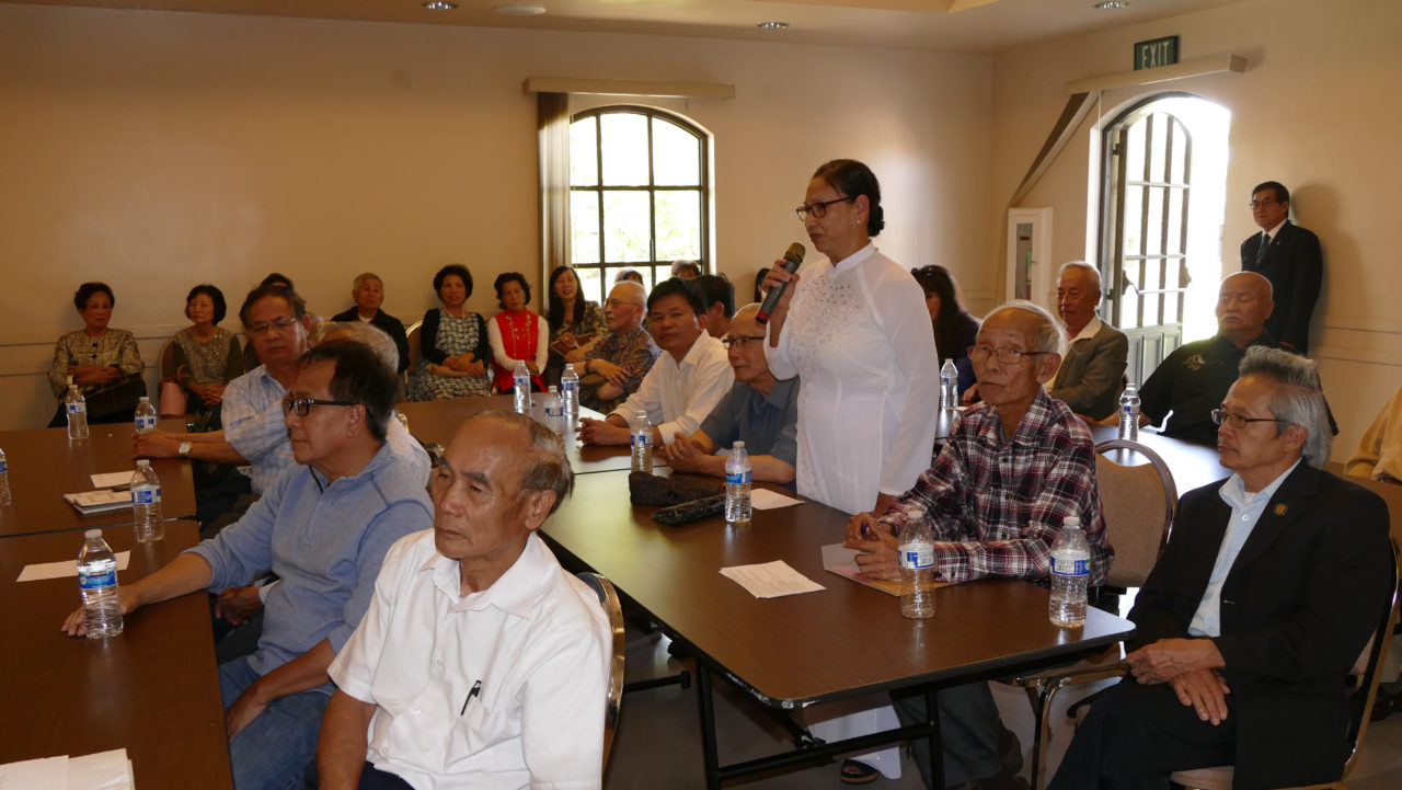 Bà Mỹ Hường, cựu học sinh trung học Pleiku đặt câu hỏi “Người Việt hải ngoại sẽ làm gì khi Việt Nam có dân chủ và hậu dân chủ?” (Hình: Văn Lan/Người Việt)