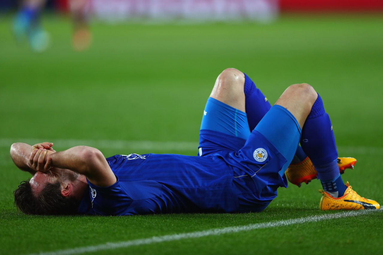 Christian Fuchs của đội Leicester bị chấn thương nằm trên sân trong trận đấu lượt về giữa Atletico Madrid và Leicester diễn ra trên sân The King Power Stadium, Leicester, Anh Quốc, ngày 18 Tháng Tư 2017. (Hình: Getty Images)