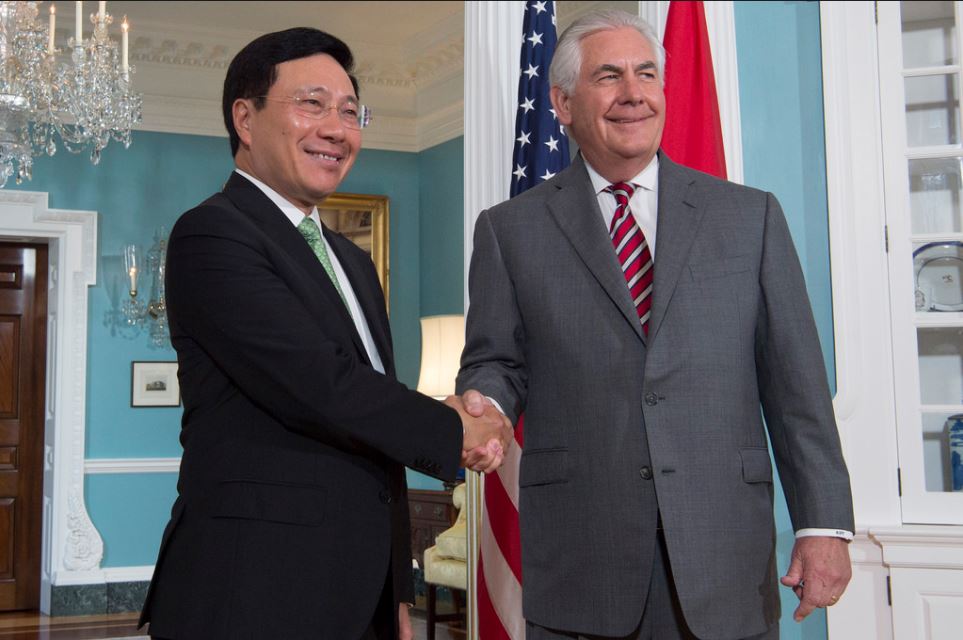 Ngoại Trưởng Rex Tillerson (phải) bắt tay Ngoại Trưởng Phạm Bình Minh tại Bộ Ngoại Giao Mỹ. (Hình: Bộ Ngoại Giao Mỹ)