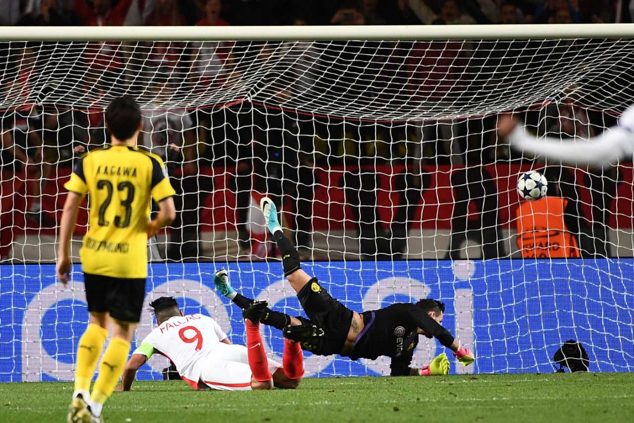 Tiền đạo Radamel Falcao (thứ hai từ trái) đánh đầu vào lưới Dortmund trong trận đấu tứ kết lượt về UEFA Champions League giữa hai đội Monaco và Borussia Dortmund diễn ra trên sân Louis II, Monaco, ngày 19 Tháng Tư 2017. (Hình: Getty Images)