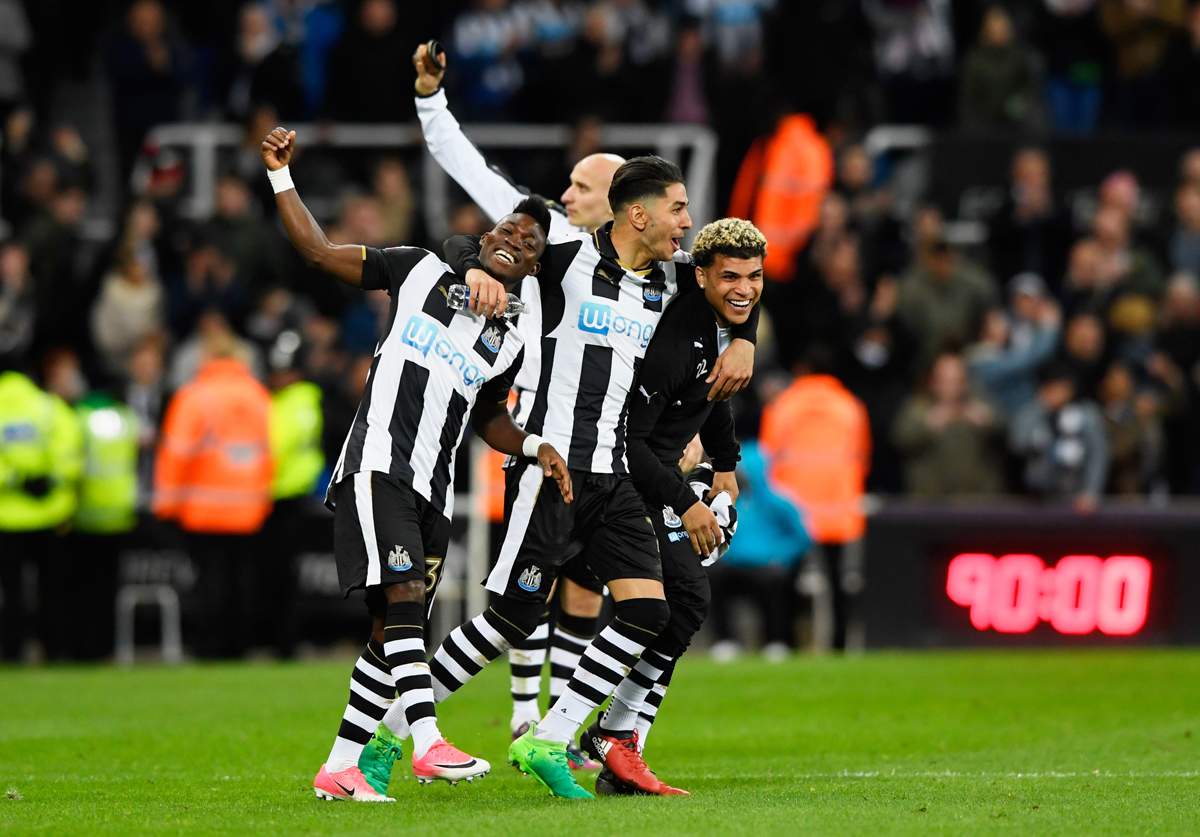 Ba cầu thủ đội Newcastle United: Christian Atsu, Ayoze Perez và DeAndre Yedlin vui mừng sau khi đội nhà chiến thắng và được thăng hạng trở lại Premier League mùa tới sau trận đấu giải Sky Bet Championship giữa Newcastle và Preston diễn ra trên sân St James' Park, Newcastle, Anh Quốc, ngày 24 Tháng Tư 2017. (Hình: Getty Images)