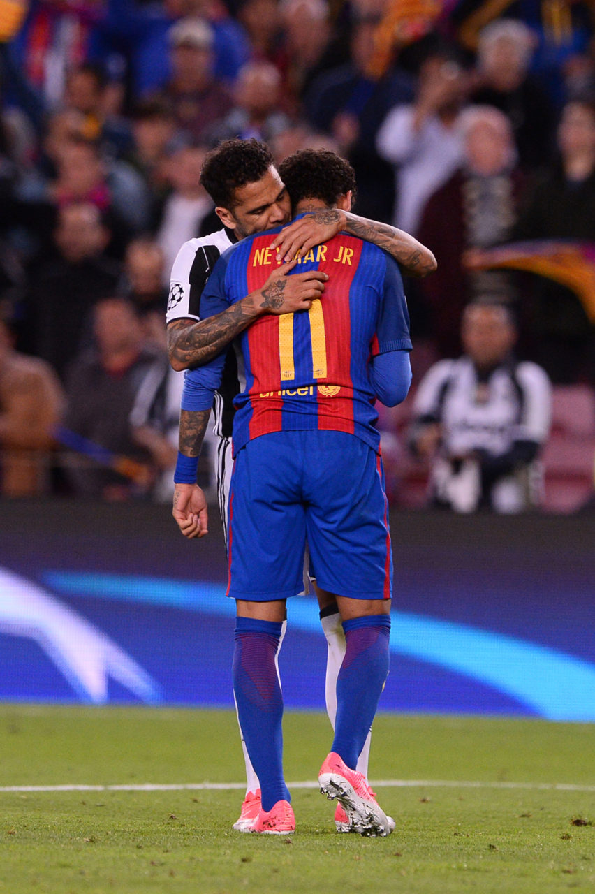 Tiền đạo Neymar của Barcelona số 11 (phải) rơi nước mắt khi đội nhà bị loại ở tứ kết, được đồng đội hậu vệ Dani Alves vỗ về trong trận đấu tứ kết lượt về UEFA Champions League 2016-17 giữa Barcelona và Juventus diễn ra trên sân Camp Nou, Barcelona, Tây Ban Nha, ngày 19 Tháng Tư 2017. (Hình: Getty Images)