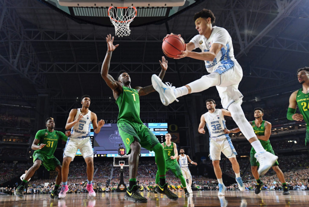 Justin Jackson số 44 của North Carolina Tar Heels cầm bóng thảy vào rổ trước sự truy cản của Jordan Bell số 1 của Oregon Ducks trong trận bán kết giải NCAA 2017 giữa hai đội diễn ra tại University of Phoenix Stadium, Glendale, Arizona ngày 1 Tháng Tư. (Hình: Getty Images)