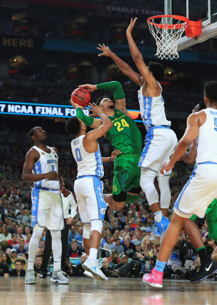Dillon Brooks số 24 của Oregon Ducks thảy banh vào rổ trong vòng vây truy cản của các đấu thủ North Carolina Tar Heels trong trận trận bán kết giải NCAA 2017 giữa hai đội diễn ra tại University of Phoenix Stadium, Glendale, Arizona ngày 1 Tháng Tư. (Hình: Getty Images)