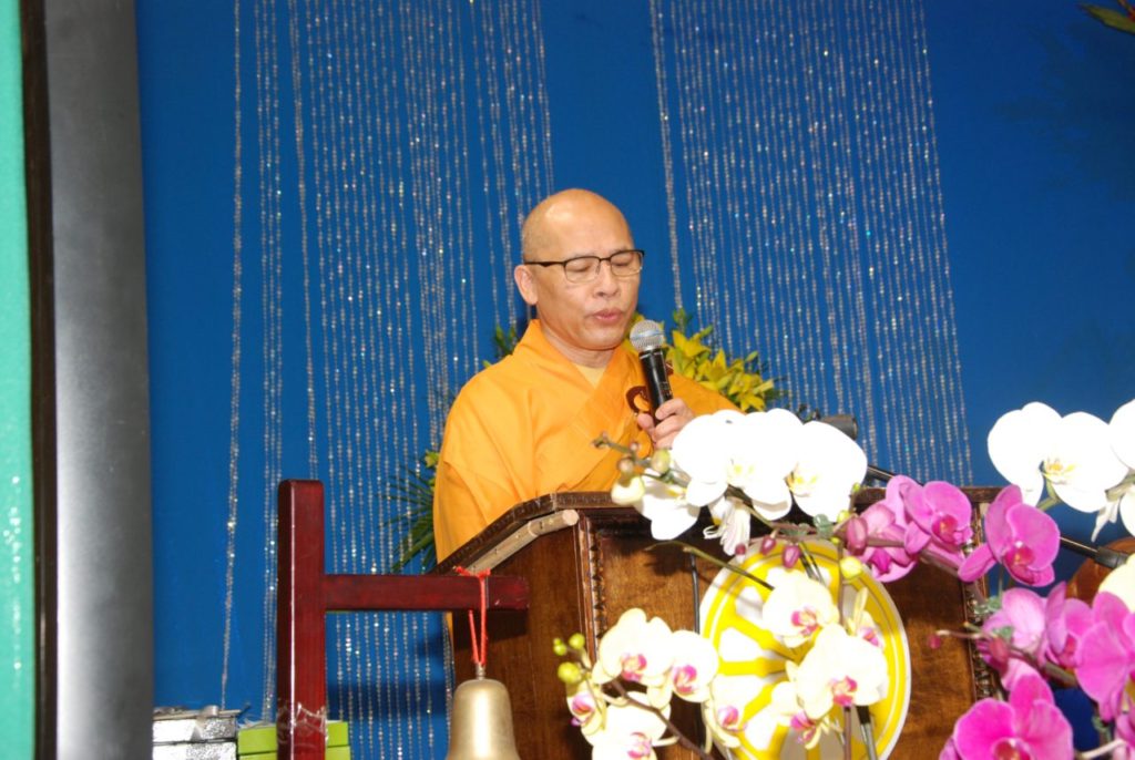 Hòa Thượng Thích Viên Lý đọc Tuyên Ngôn của Tăng Đoàn Giáo Hội Phật Giáo Việt Nam Thống Nhất Hải Ngoại. (Hình: Nguyên Huy/Người Việt)