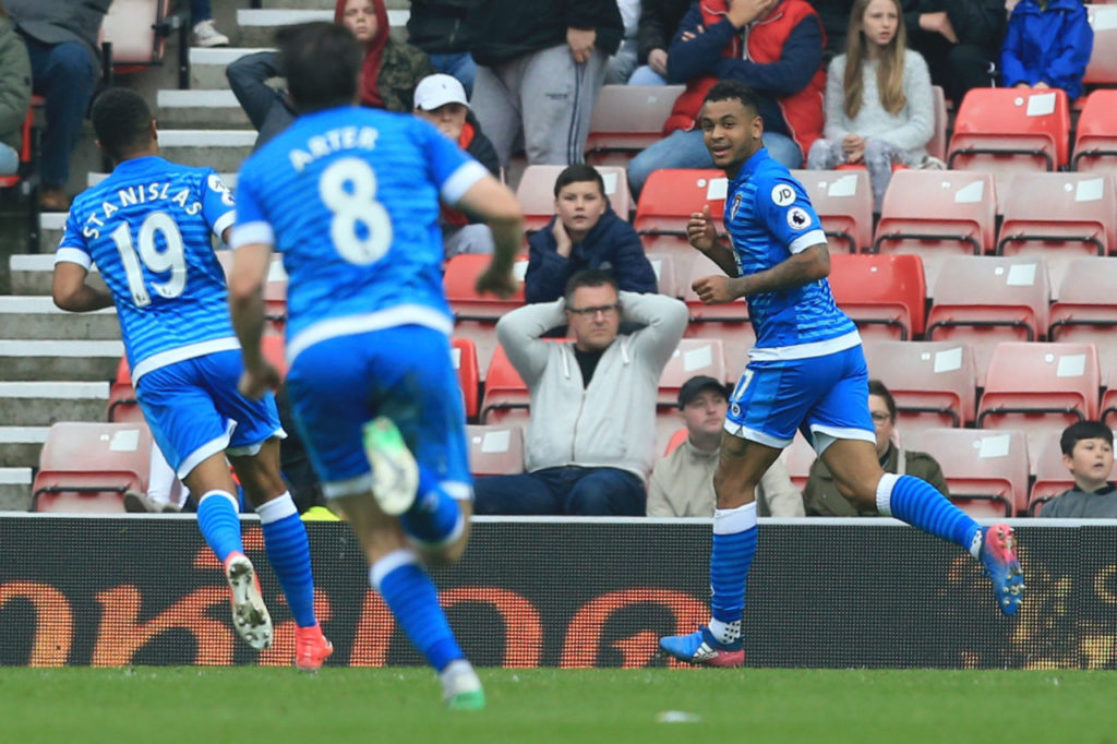 Cầu thủ Joshua King (phải) của Bournemouth cùng đồng đội vui mừng khi ghi bàn thắng vào lưới Sunderland trong trận đấu Premier League giữa hai đội diễn ra trên sân Stadium of Light, Sunderland, ngày 29 Tháng Tư. (Hình: Getty Images)