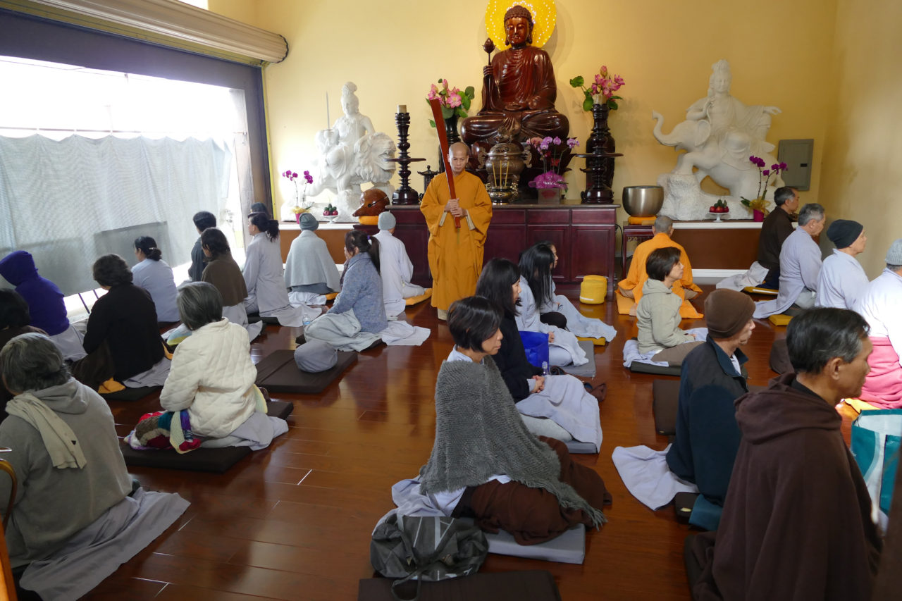 Giờ tọa thiền tại thiền viện Chánh Tâm. (Hình: Văn Lan/Người Việt)