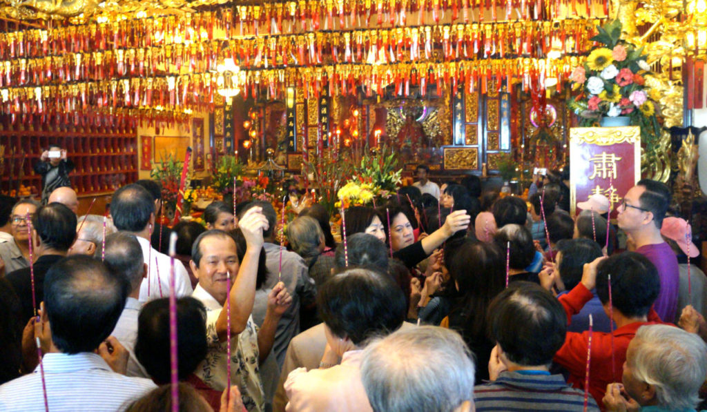 Đông đảo cư dân đến tham dự Lễ Vía Bà Thiên Hậu. (Hình: Lâm Hoài Thạch/Người Việt)