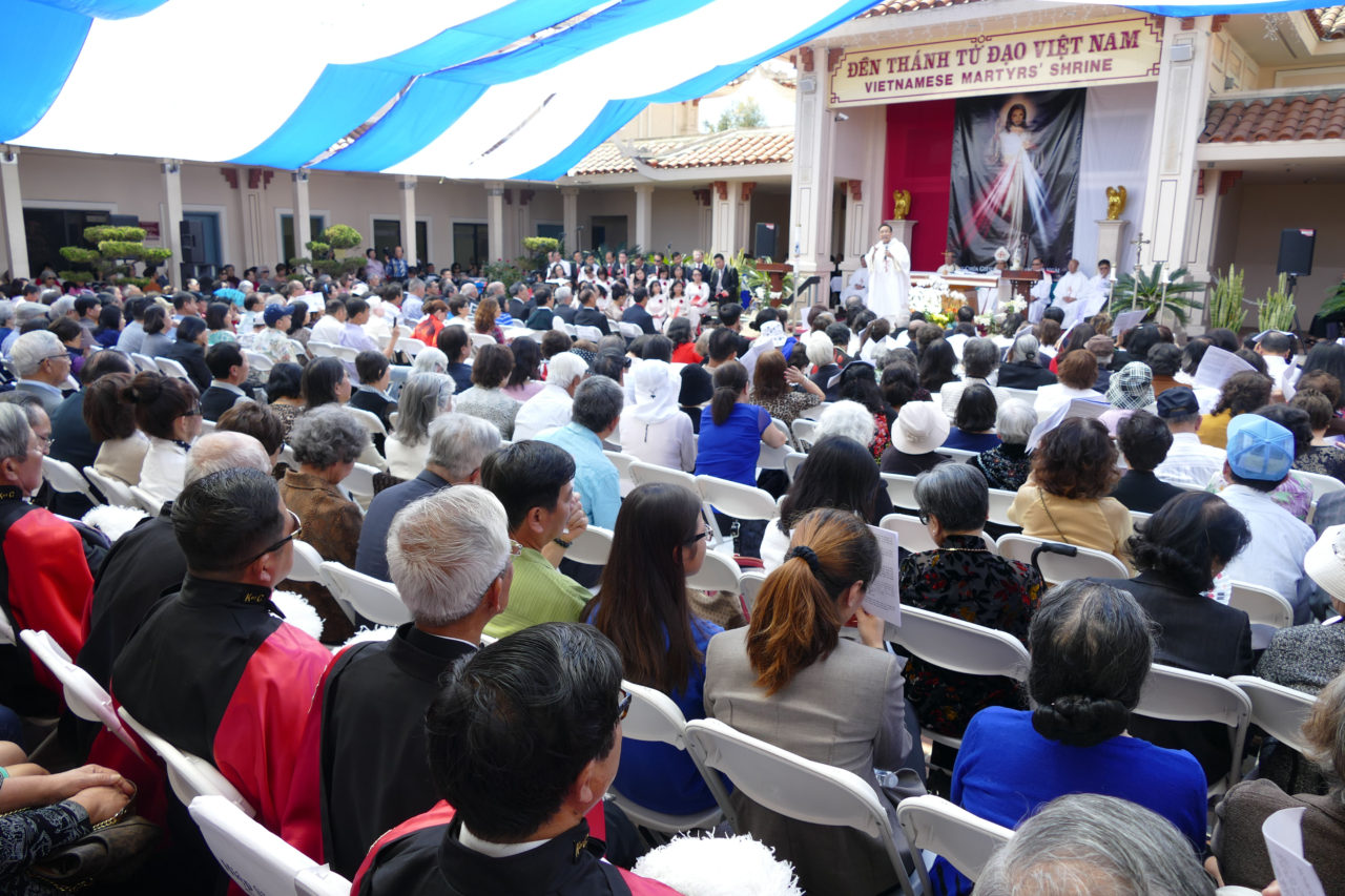 Quang cảnh Ðại Lễ Kính Lòng Chúa Thương Xót tại Trung Tâm Công Giáo. (Hình: Văn Lan/Người Việt)