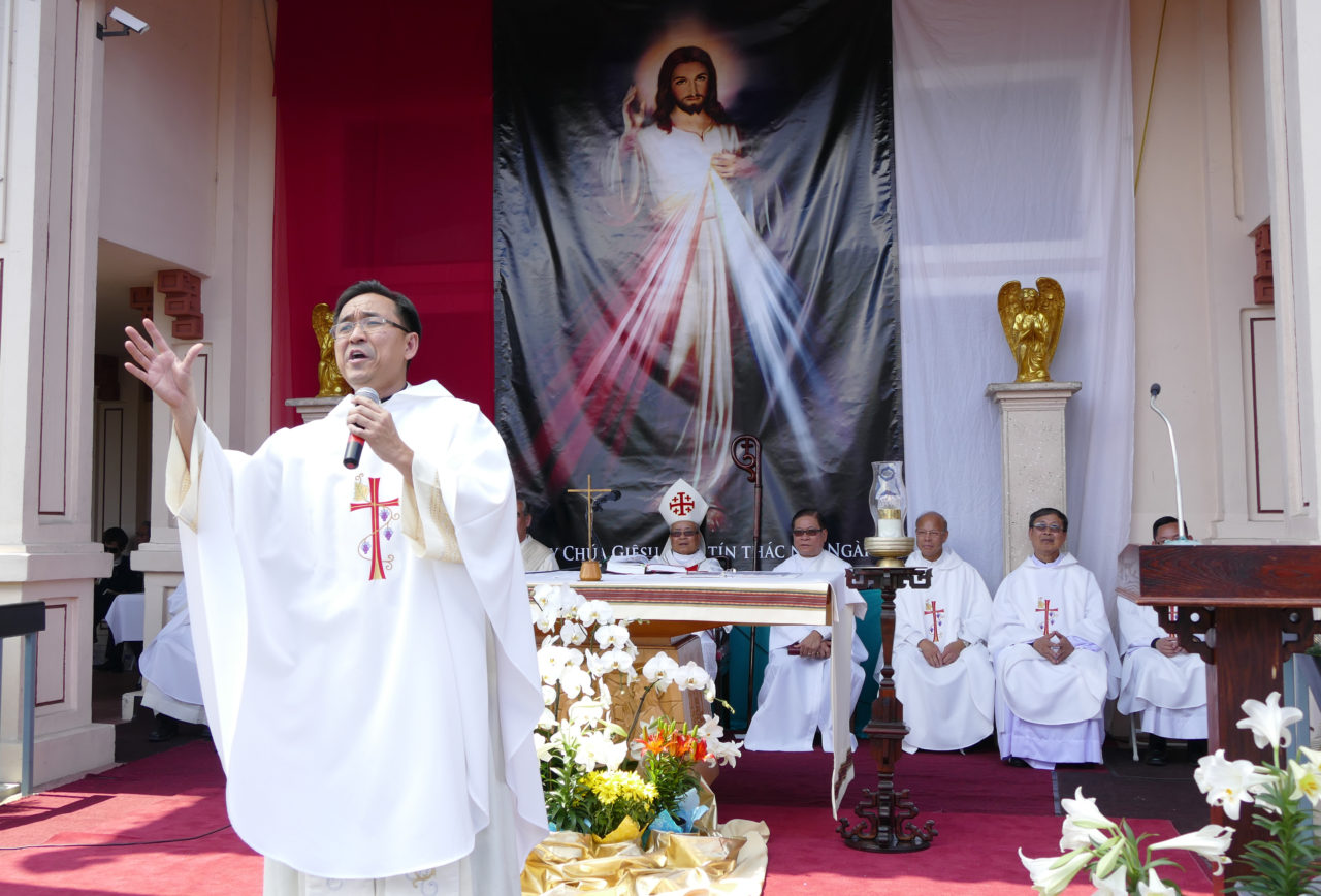 Linh Mục Trịnh Ngọc Danh giảng tại Ðại Lễ Kính Lòng Chúa Thương Xót tại Trung Tâm Công Giáo. (Hình: Văn Lan/Người Việt)