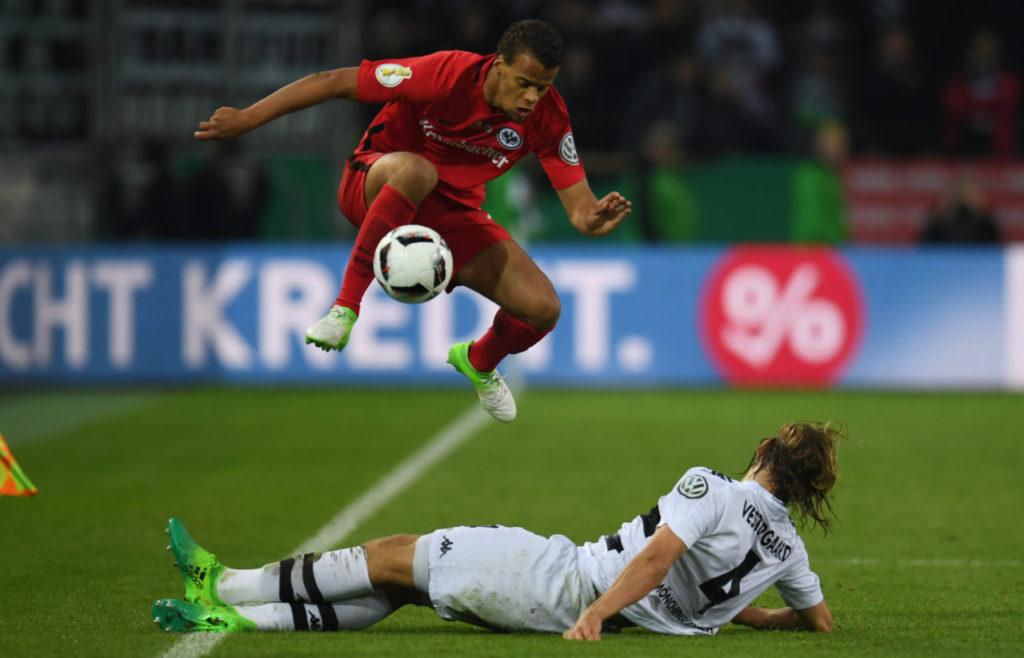 Hậu vệ Hoa Kỳ Timmy Chandler của Eintracht Frankfurt nhảy lên tranh chấp bóng với tiền vệ Marvin Schulz của Moenchengladbach trong trận đấu bán kết giải German Cup (DFB Pokal) giữa hai đội Frankfurt và Borussia Moenchengladbach diễn ra tại Moenchengladbach, Đức ngày 25 Tháng Tư, 2017. (Hình: Getty Images)