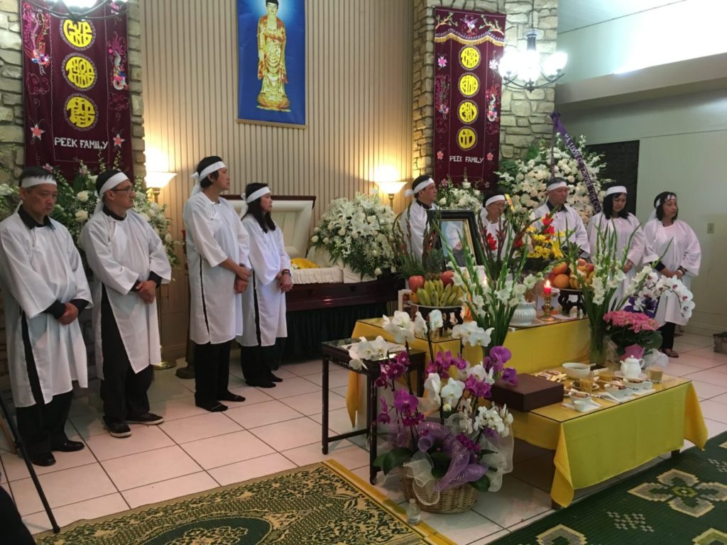 Các con đứng hai bên quan tài người mẹ thân thương. (Hình: Dân Huỳnh/Người Việt)