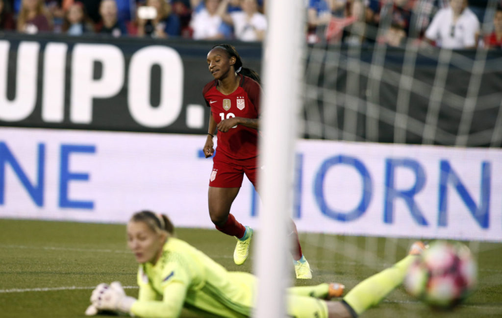 Crystal Dunn số 19 của Hoa Kỳ sút banh qua khỏi tay thủ môn Nga, Alena Belyaeva số 12 vào lưới trong trận đấu giao hữu giữa giữa tuyển nữ Hoa Kỳ và Russia diễn ra trên sân Toyota Stadium, Frisco, Texas ngày 6 Tháng Tư. (Hình: Getty Images)