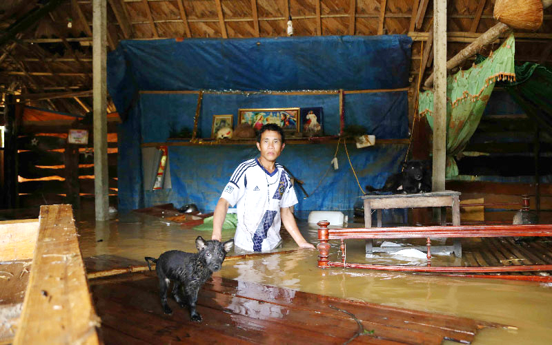 Khoảng 5,000 nhà dân ngập nước, thiệt hại tài sản nghiêm trọng vì thủy điện Hố Hô xả lũ đêm 14 Tháng Mười, 2016. (Hình: Báo điện tử VietNamNet)