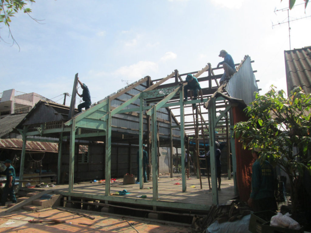 Một căn nhà gỗ nằm cách bờ sông đến 15 mét cũng được chủ nhân di dời vì lo sạt lở. (Hình: Báo Thanh Niên)