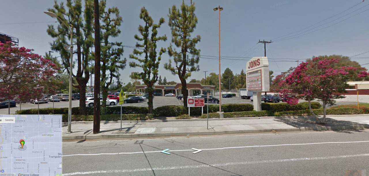Khu buôn bán ở góc đường Roscoe Blvd và Winnetka Ave, nơi ông Nguyễn Tuấn sinh hoạt. (Hình: Google street view).