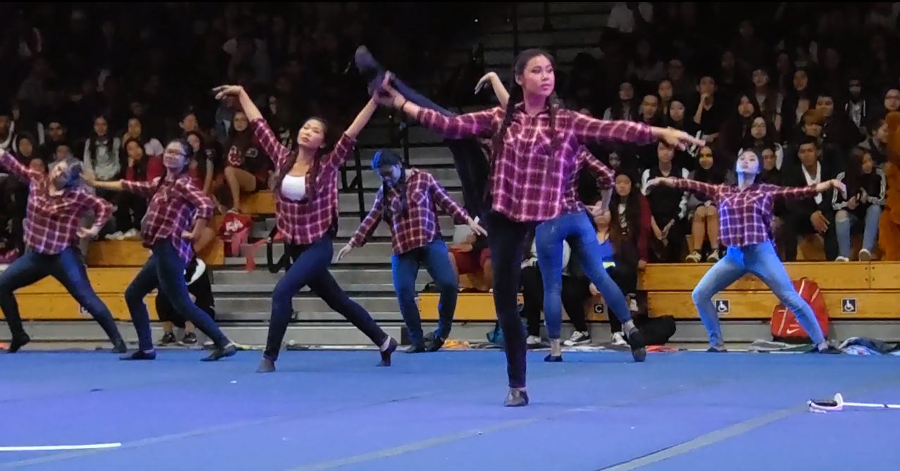 Màn trình diễn hỗn hợp ballet và múa cờ. (Hình: Linh Nguyễn/Người Việt)