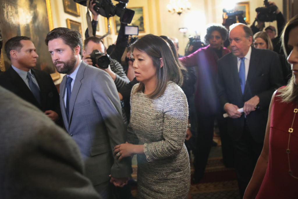 Hình ảnh cuối cùng của cô Crystal trước khi rời cuộc họp báo. 