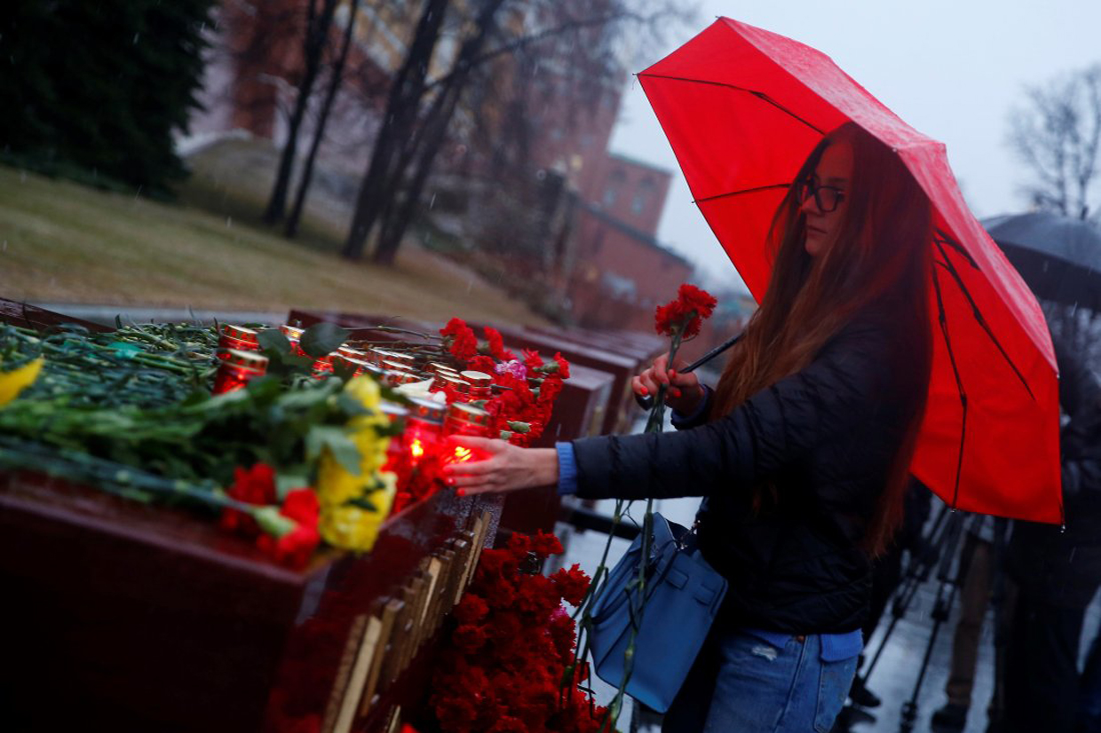 MOSCOW, RUSSIA - APRIL 03: People laying flowers at the Leningrad Hero City memorial by the Kremlin Wall in memory of the St Petersburg Metro explosion victims in Moscow, Russia on April 03, 2017. A blast hit a train carriage between Sennaya Ploschad and Tekhnologichesky Institut stations of the St Petersburg Underground on April 3, 2017, killing at least 10 and injuring 47 people. (Photo by Sefa Karacan/Anadolu Agency/Getty Images)