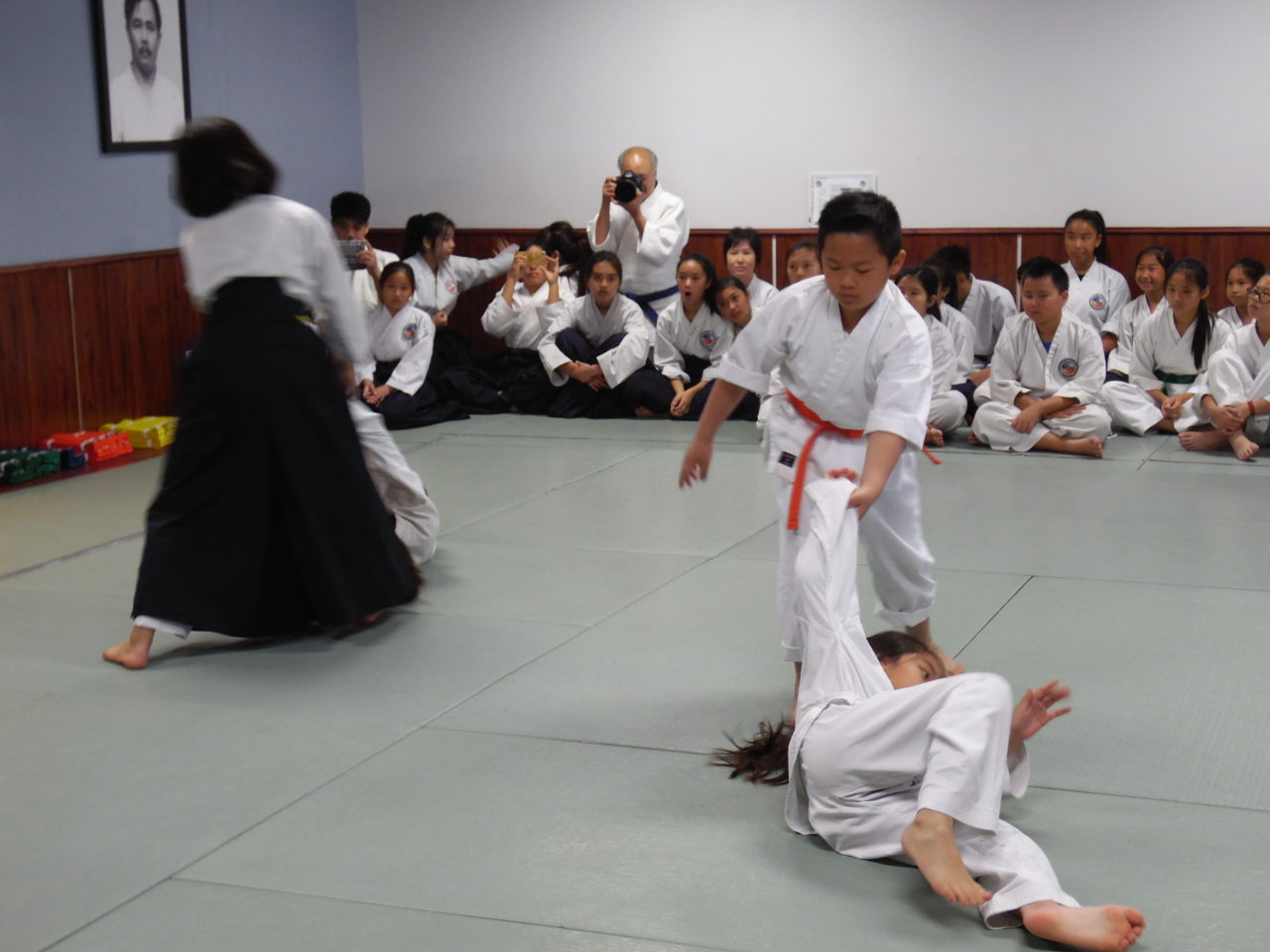 Các môn sinh biểu diễn võ Aikido. (Hình: Linh Nguyễn/Người Việt)