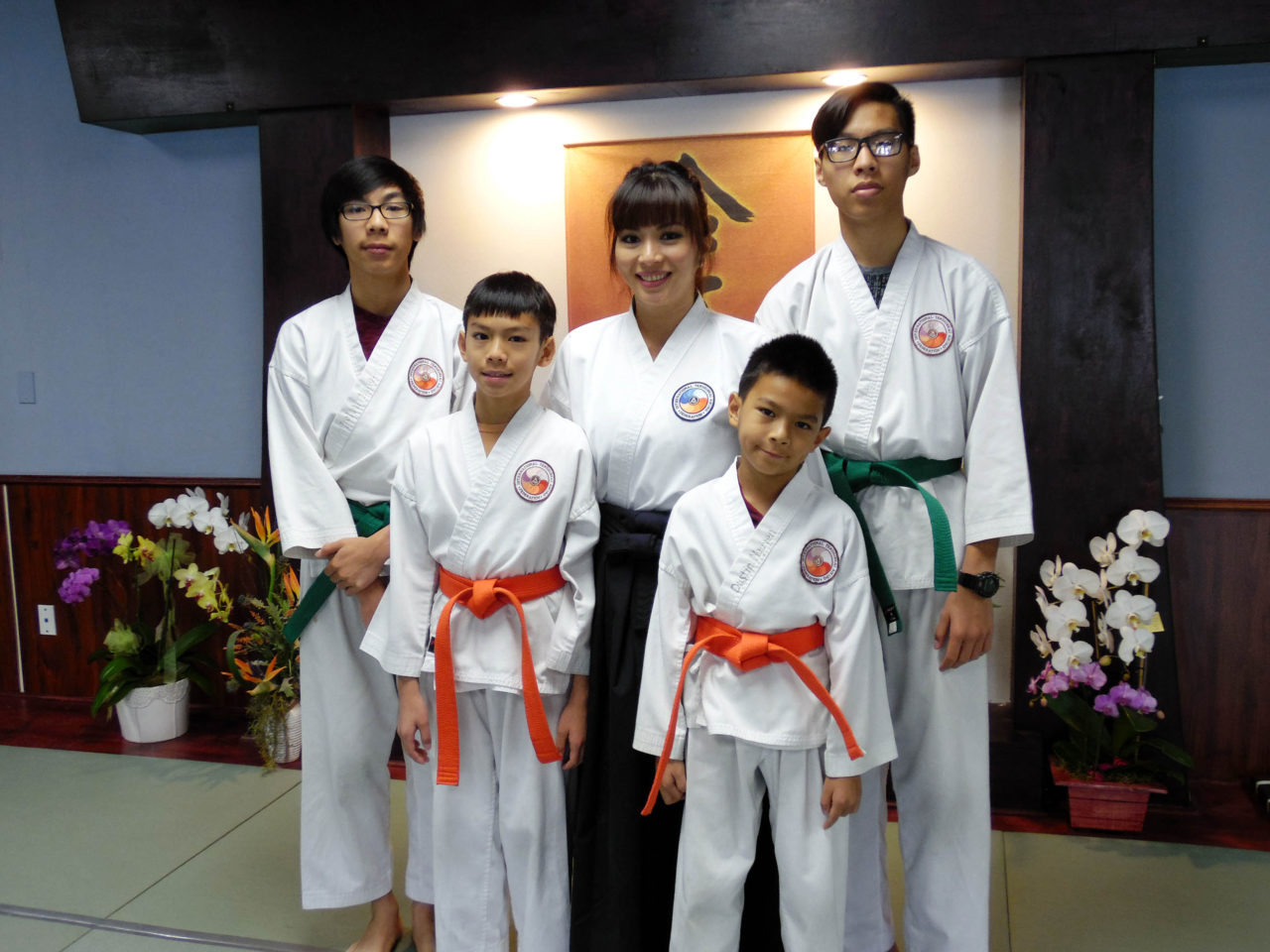 Bà Brenda Vũ-Nguyễn (giữa) và bốn người con trai cùng học Aikido. (Hình: Linh Nguyễn/Người Việt)