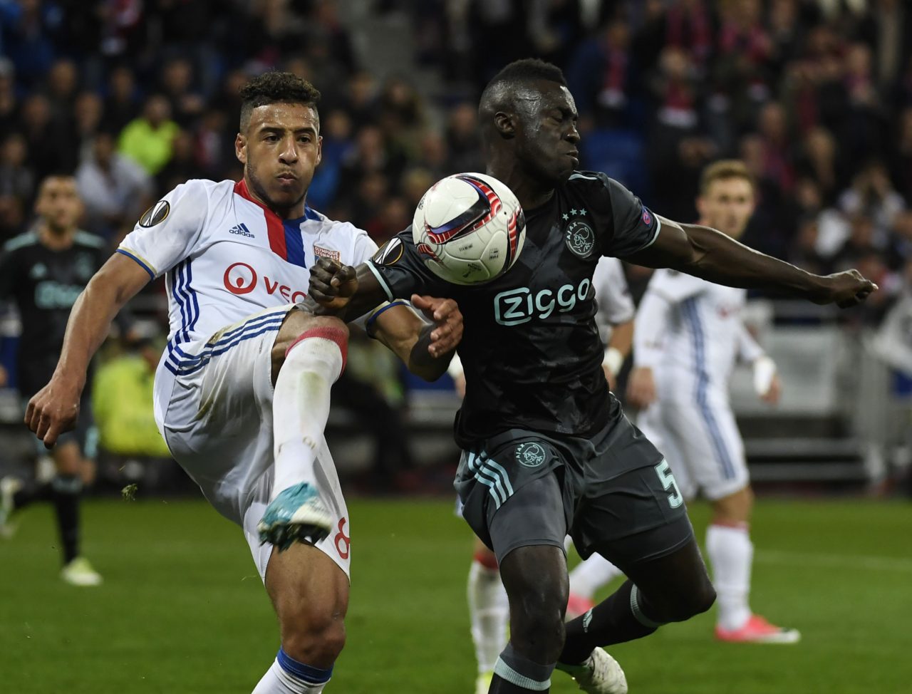 Tiền vệ Pháp của đội Lyon, Coretin Tolisso (trái) tranh chấp bóng với hậu vệ người Colombia Davinson Sanchez (phải) của Ajax trong trận bán kết lượt về UEFA Europa League giữa Lyon và Ajax diễn ra ra trên sân Parc Olympique Lyonnais, Décines-Charpieu, Lyon ngày 11 Tháng Năm 2017. (Hình: Getty Images)