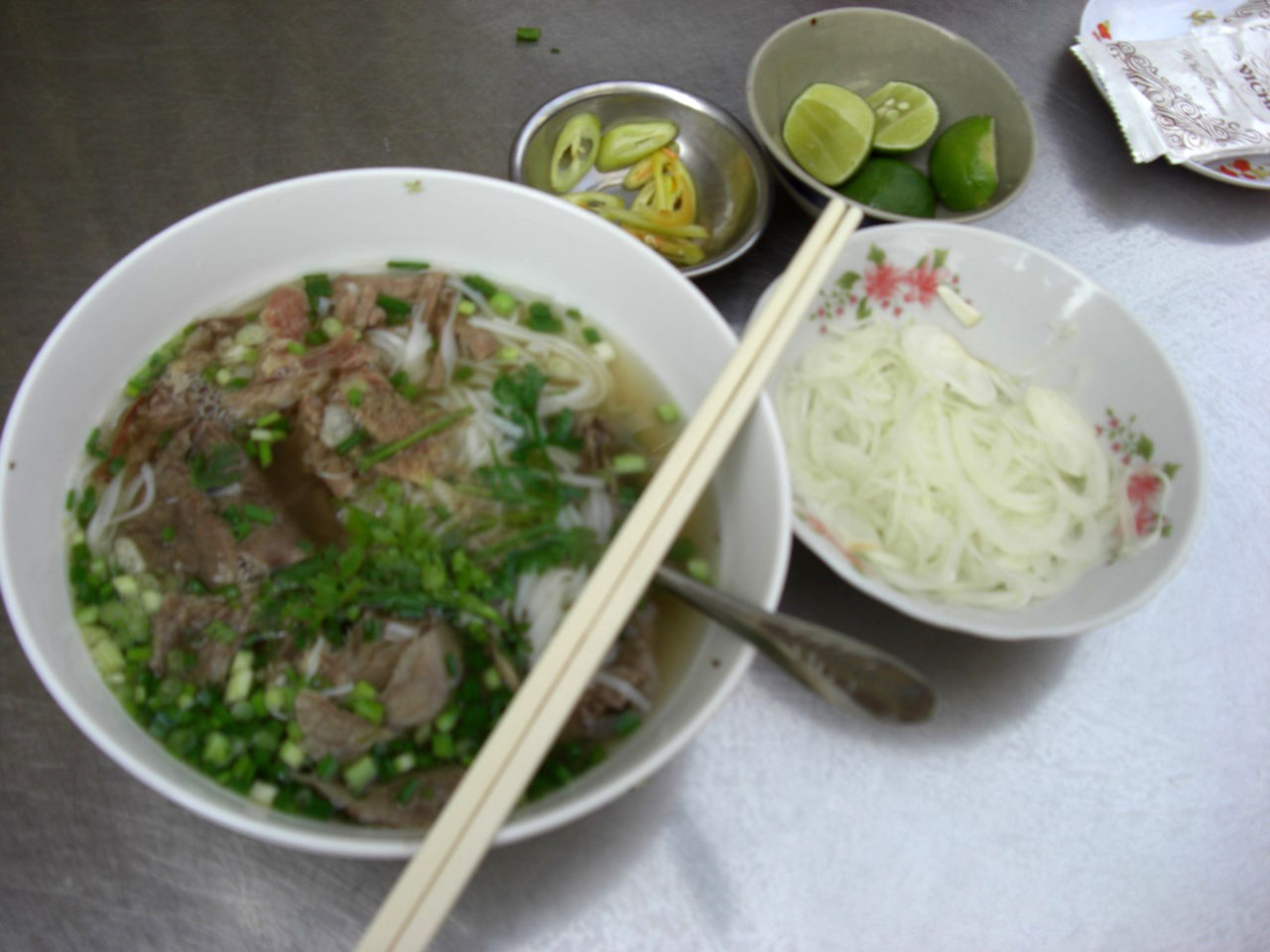 Tô phở và đĩa hành tây. (Hình: Nguyễn Đạt/Người Việt)