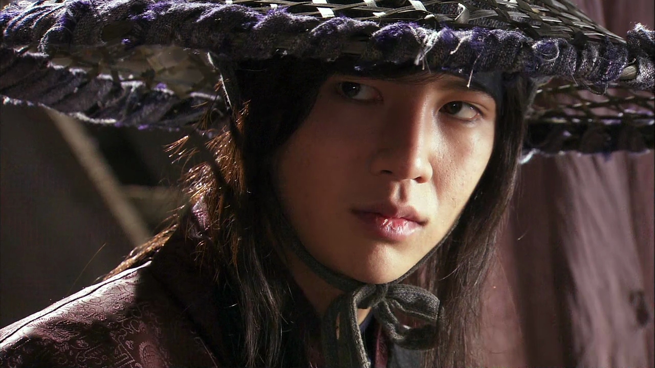 Diễn viên Yoon Kyun Sang với vai Hong Gil Dong trong phim “Rebel: Thief Who Stole the People.” (Hình: london-discount-hotel.org)