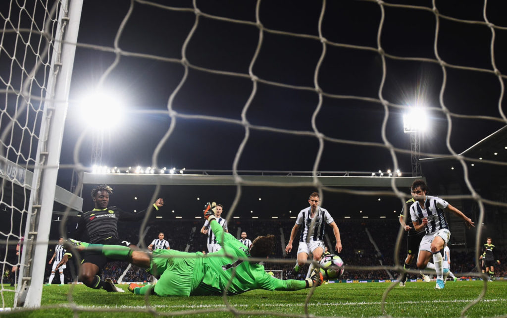 Michy Batshuayi của Chelsea ghi bàn thắng duy nhất vào lưới West Brom trong trận đấu Premier League giữa Chelsea và West Brom diễn ra tại The Hawthorns, West Bromwich Albion, ngày 12 Tháng Năm, để đăng quang danh hiệu vô địch. (Hình: Getty Images)