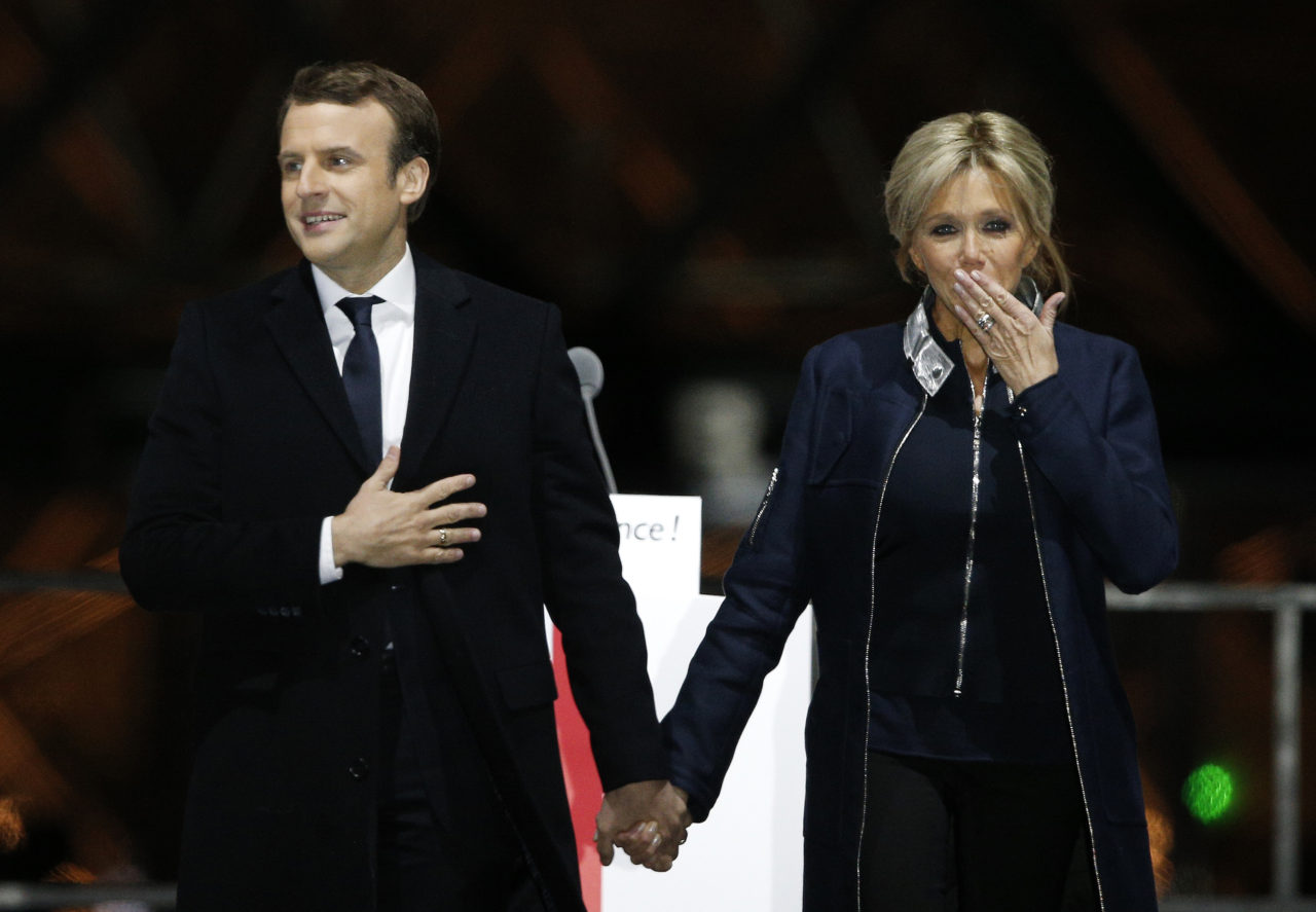 Ông bà Macron đứng trên sân khấu cảm ơn ủng hộ viên . (Hình: AP Photo/Thibault Camus)