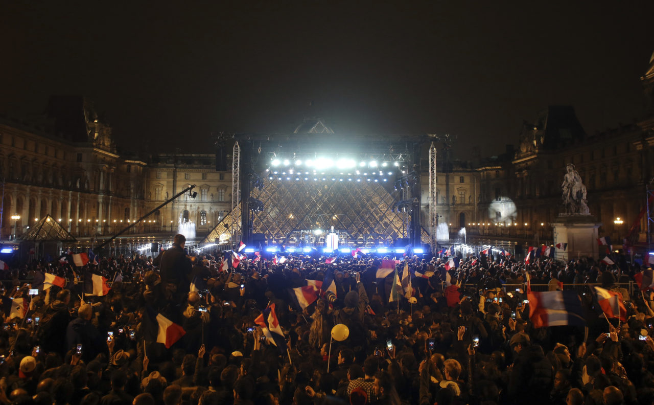 Tổng Thống Đắc Cử Emmanuel Macron đọc diễn văn sau chiến thắng. (Hình: AP Photo/Thibault Camus)