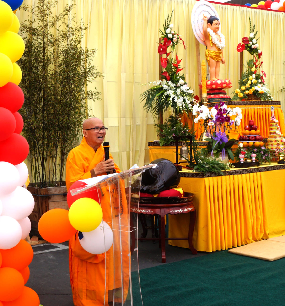 Hòa thượng Thích Nguyên Trí, viện chủ chùa Bát Nhã, Santa Ana, phát biểu trong ngày Đại Lễ Phật Đản, PL 2561. (Hình: Lâm Hoài Thạch/Người Việt)