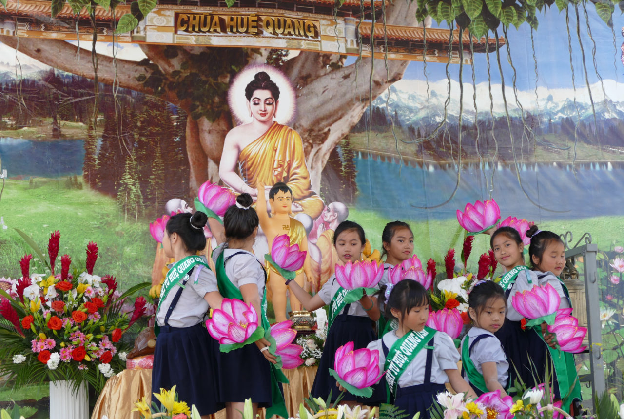 Các em thiếu nhi GĐPT Huệ Quang múa “Dâng Hoa Cúng Phật” tại Lễ Phật Đản, PL 2561. (Hình: Văn Lan/Người Việt)
