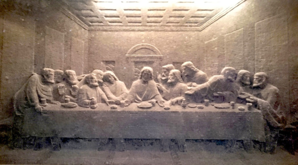Bức tranh “Last Supper” được khắc tạc trên tường đá muối của St. Kinga Chapel. (Hình: ATNT Tours & Travel)