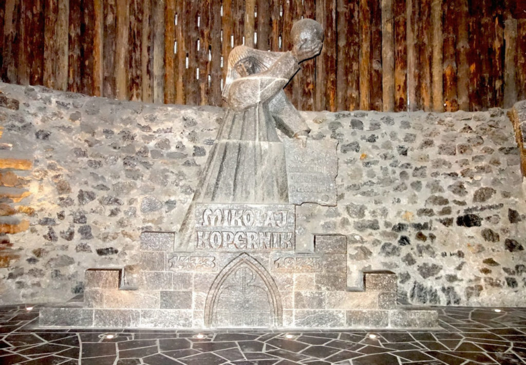 Tượng nhà thiên văn học Ba Lan Nicolas Copennicus đẽo khắc trong khu mỏ muối Wieliczka. (Hình: ATNT Tours & Travel)