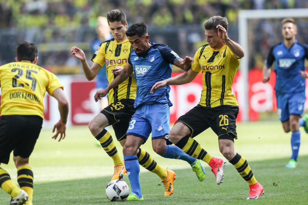 Kerem Demirbay của Hoffenheim đi bóng trong vòng vây truy cản của các cầu thủ Dortmund trong trận đấu giải Bundesliga giữa Dortmund và 1899 Hoffenheim diễn ra tại Signal Iduna Park, Dortmund, Đức ngày 6 Tháng Năm. (Hình: Getty Images)