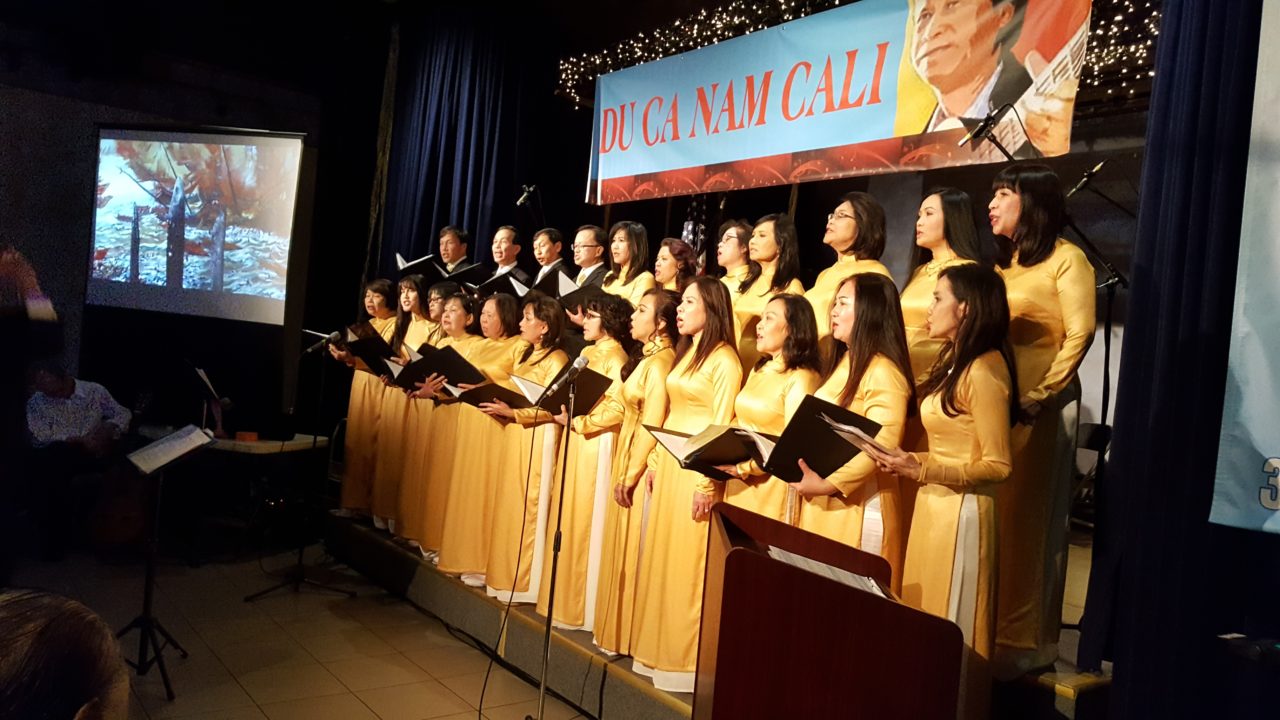 Ban nhạc Ngàn Khơi với hai bài sử ca “Bạch Đằng Giang” của nhạc sĩ Lưu Hữu Phước và “Trưng Nữ Vương” của nhạc sĩ Thẩm Oánh. (Hình: Đằng-Giao/Người Việt)