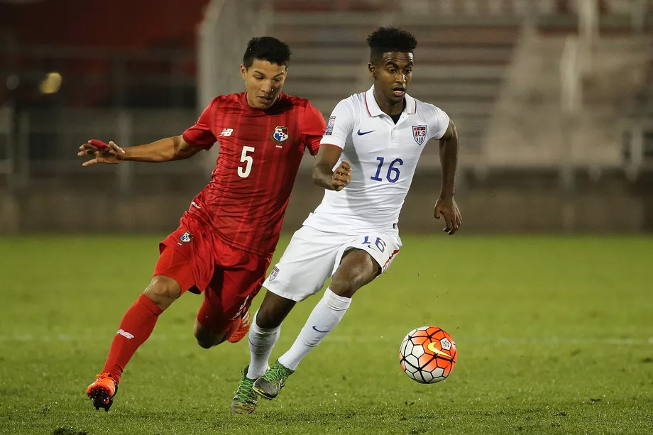 Tiền vệ Gedion Zelalem, phải, của U-20 Hoa Kỳ. (Hình: Getty Images)