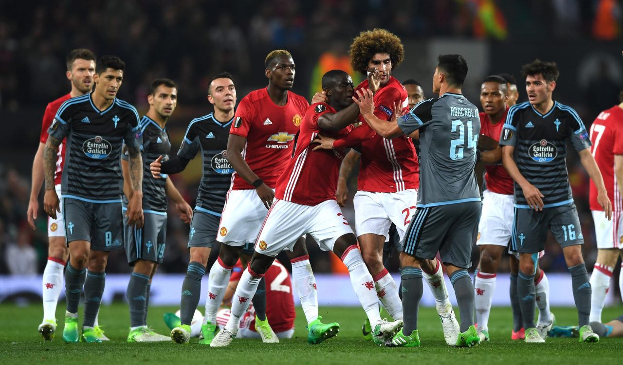 Man United vs Celta Pha xô xát giữa cầu thủ hai đội và trọng tài cho thẻ đỏ cầu thủ Eric Bailly của Manchester United lẫn Facundo Roncaglia của Celta Vigo trong trận đấu bán kết lượt về giải UEFA Europa League với đội Celta Vigo diễn ra trên sân Old Trafford, Manchester, Anh Quốc, ngày 11 Tháng Năm 2017. (Hình: Getty Images)