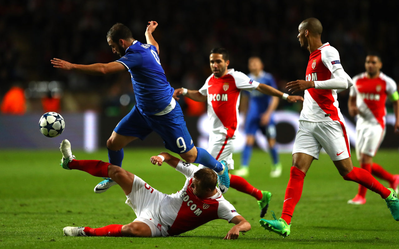 Tiền đạo đội Juventus, Gonzalo Higuain bị truy cản bởi cầu thủ Kamil Glik của AS Monaco trong trận đấu bán kết lượt đi UEFA Champions League giữa AS Monaco và Juventus diễn ra tại Stade Louis II, Monaco, ngày 3 Tháng Năm 2017. (Hình Getty Images)