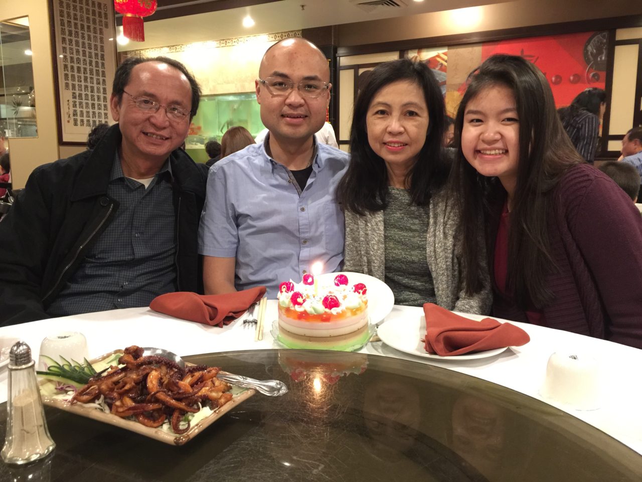 Chị Huỳnh Mộng Thắm (San Diego) cùng chồng và hai con. (Hình: Tyler Diệp cung cấp)