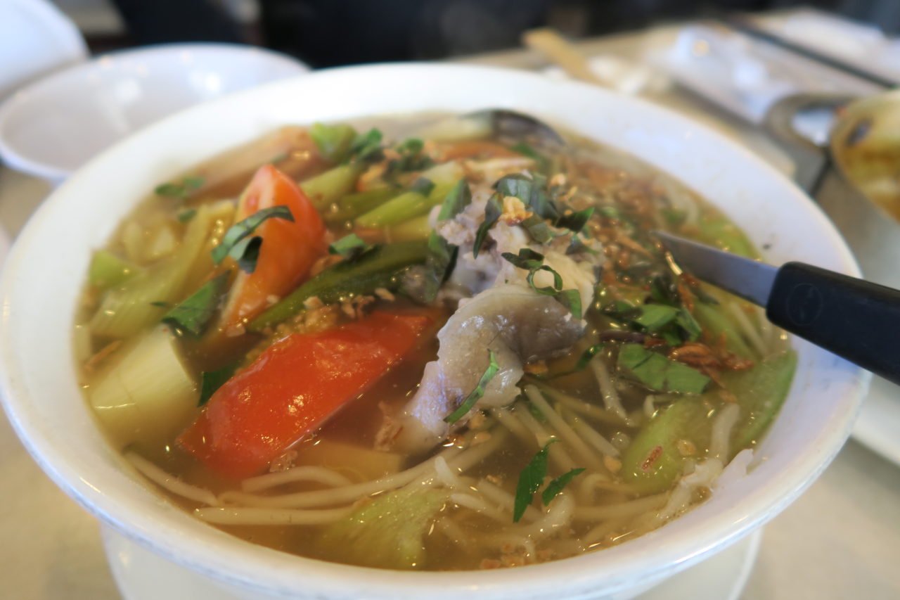 Canh chua ở quán Phở Lê, Sacramento (Hình: Phụng Linh/Người Việt)